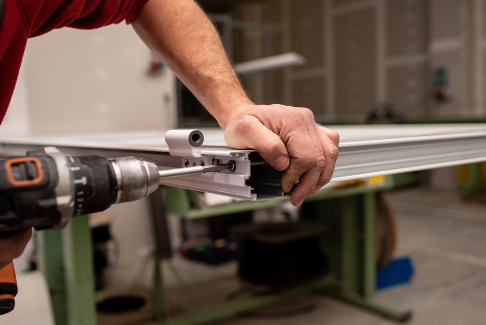 Une fenêtre moderne en aluminium avec une vue sur l'extérieur, symbolisant les réalisations d'une entreprise de menuiserie aluminium