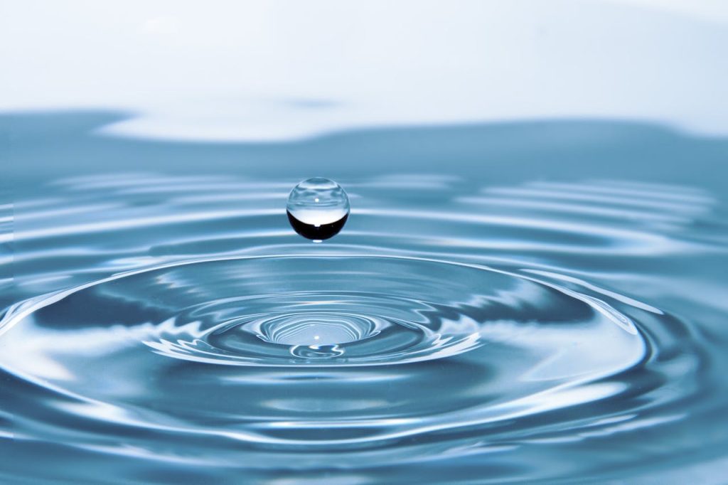 Un "adoucisseur d'eau" de marque Water2buy, un appareil de traitement de l'eau, pour une utilisation domestique ou industrielle