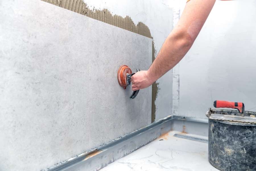 Pose de carrelage grand format au mur